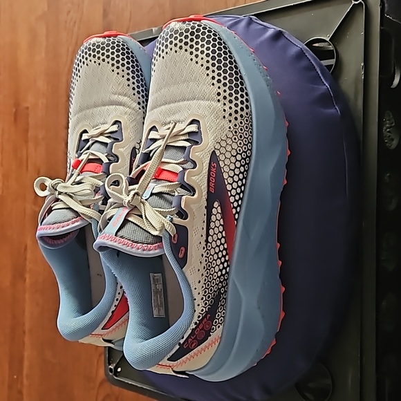 Brooks - Picture 2 of 7